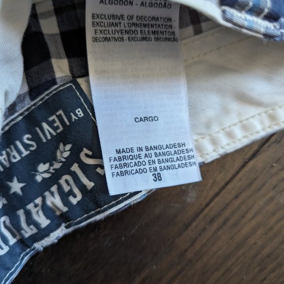 Signature Levi's Men's Cargo Shorts, Size 38 Waist - Picture 2 of 2